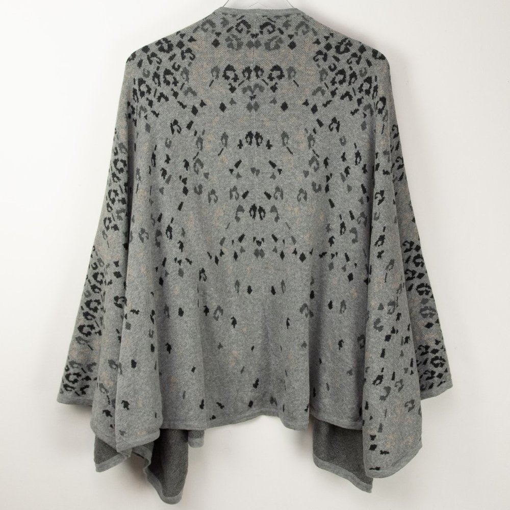 Cabi Gigi Cape Leopard Print #3115 Shrug Animal Print Cape Shawl Grey One Size - Picture 3 of 6